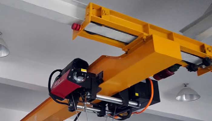 Low headroom, low clearance, and low profil crane