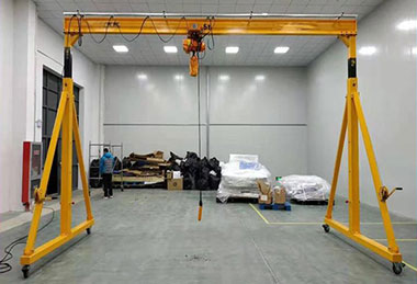 Portable gantry crane with electric chain hoist 
