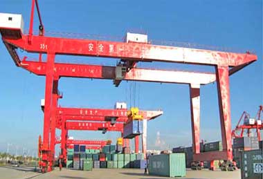 RMG gantry crane for heavy loads handling, especially for container handling 