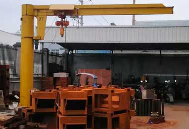 Slewing jib cranes for factory workshop material handling 