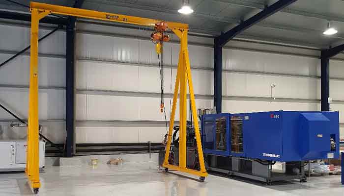 Portable gantry crane for machinery repair