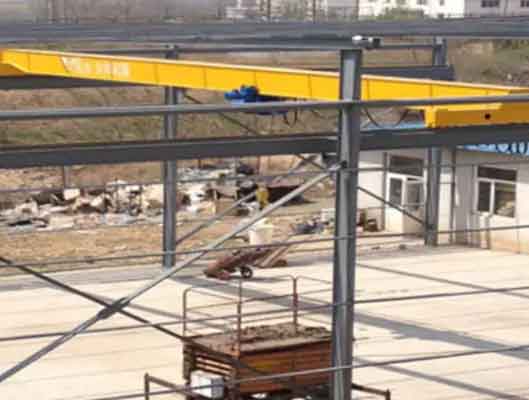 Freestanding bridge crane with single girder low headroom design for outdoor use