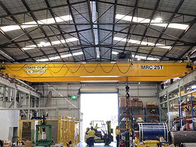 Double girder overhead crane installed in steel structures factory building