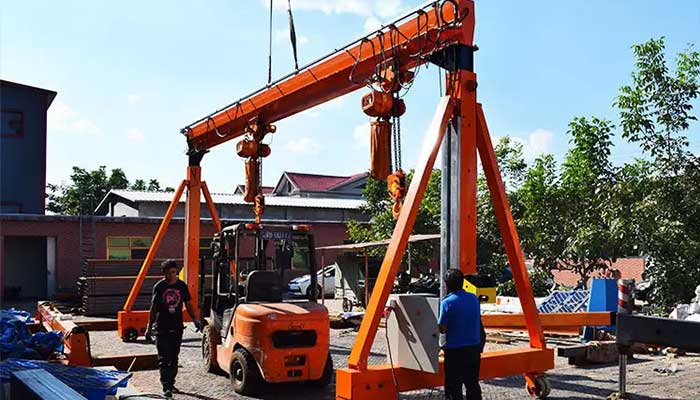 Portable gantry crane system for indoor and outdoor use