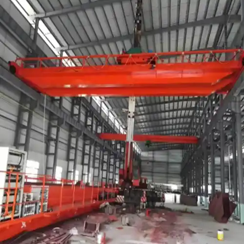 Double girder overhead crane mounted on steel structure of steel workshop
