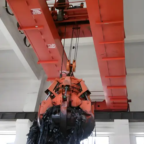 Overhead crane with orange peel grab for steel scrap handling