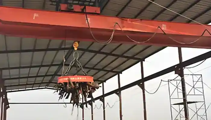 steel mill overhead crane with electromagnet spreader