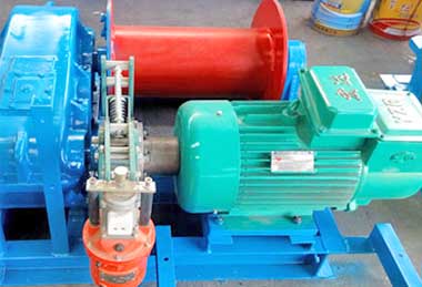 Electric slow speed wire rope winch