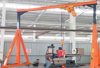 Portable gantry crane with low headroom chain hoist