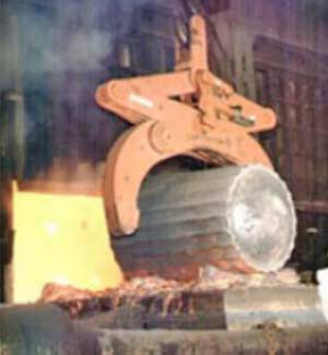 Gripping tongs for steel mill cranes