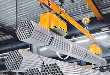 Steel pipe magnetic lifting device