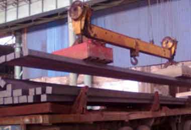 Square lifting electromagnet for steel billet slab and profile steel handling