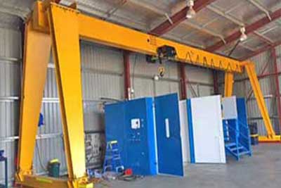 Floor mounted gantry crane for indoor material handling