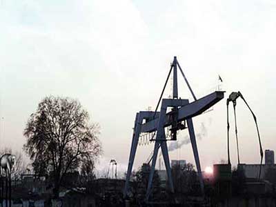 Typical Crane Used: Gantry Cranes, Pedestal Cranes.