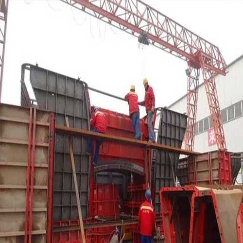 Single Leg and Double Girder Gantry Cranes: Provides localized material handling, ideal for assembly workstations.
