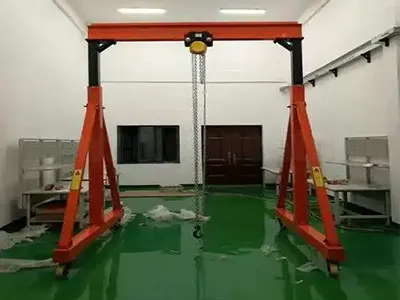 Mobile gantry crane with low headroom hoist and adjustable gantry design 