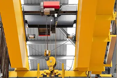 Overhead travelling crane with main hook and axuiliary hook